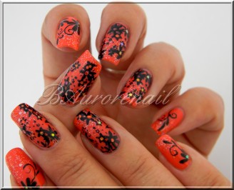 nail art fleurette noires sur fond corail 6